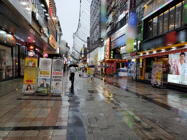 [수원=뉴시스] 이병희 기자 = 사회적 거리두기 4단계가 연장된 23일 오후 경기 수원시 팔달구 수원역 로데오거리가 한적한 모습이다. 2021.08.23. iambh@newsis.com *재판매 및 DB 금지