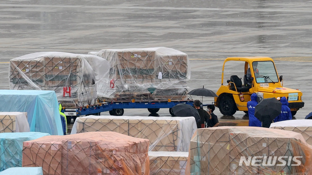 [인천공항=뉴시스] 이영환 기자 = 23일 오후 인천국제공항 화물터미널에서 백신 수송 관계자들이 코로나19 모더나 백신을 옮기고 있다. 2021.08.23. 20hwan@newsis.com