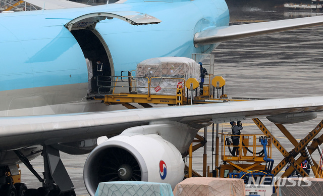 [인천공항=뉴시스] 이영환 기자 = 미국 모더나사가 개발한 코로나19 백신이 지난달 23일 오후 인천국제공항 화물터미널을 통해 국내에 도입되고 있다. 2021.09.02. 20hwan@newsis.com