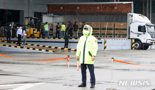 [인천공항=뉴시스] 이영환 기자 = 23일 오후 인천국제공항 화물터미널에서 백신 수송 관계자들이 코로나19 모더나 백신을 수송 차량에 싣고 있다. 2021.08.23. 20hwan@newsis.com