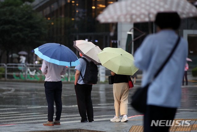 [서울=뉴시스] 고범준 기자 = 지난 23일 오후 서울 중구의 한 도로에서 시민들이 우산을 쓰고 지나가고 있다. 2021.08.23. bjko@newsis.com