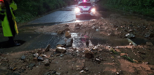 [부산=뉴시스] 태풍경보가 발효된 24일 새벽 부산 기장군 두명터널 입구에서 돌과 토사 등이 도로를 뒤덮고 있다. 2021.08.24. (사진=부산경찰청 제공). photo@newsis.com *재판매 및 DB 금지