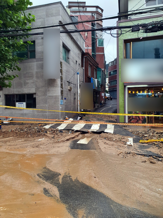 [부산=뉴시스] 태풍경보가 발효된 23일 밤 부산 부산진구 양정교차로~연제구청 교차로 130m 구간의 도로가 파손돼 도로 하부의 토사가 유출됐다. 관할 구청은 굴착기 등을 동원해 복구작업을 펼치고 있다고 경찰은 전했다. 2021.08.24. (사진=부산경찰청 제공). photo@newsis.com *재판매 및 DB 금지