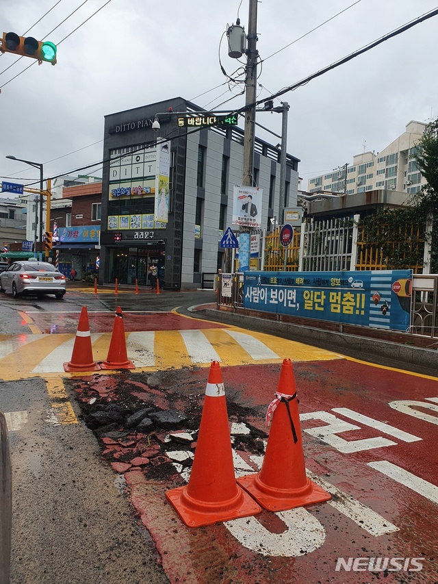 [울산=뉴시스] 구미현 기자 = 24일 울산 중구 태화초등학교 앞 어린이보호구역 도로가 태풍 '오마이스'의 영향으로 파손돼 있다. 2021.08.24. gorgeouskoo@newsis.com