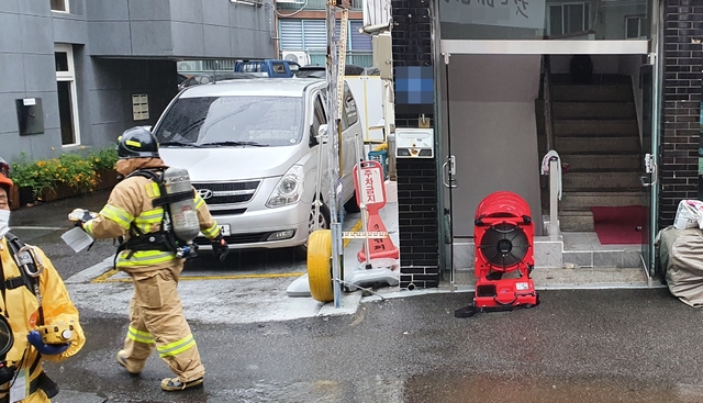 [울산=뉴시스] 박수지 기자 =지난 2021년 8월24일 울산시 남구 신정동 한 상가 지하실에서 작업자들이 가스를 흡입해 소방당국이 사고를 수습하고 있다. 2021.08.24.(사진=울산소방본부 제공) photo@newsis.com *재판매 및 DB 금지