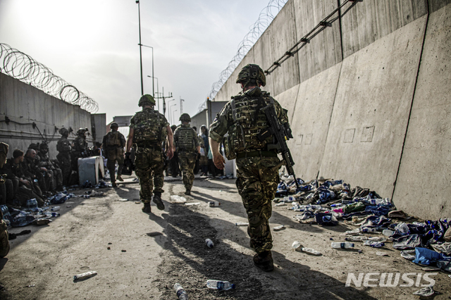 [카불(아프가니스탄)=AP/뉴시스] 23일(현지시간) 아프가니스탄 카불 공항에서 영국군이 대피 작전을 수행 중이다. 사진은 영국 국방부 제공. 2021.08.24.