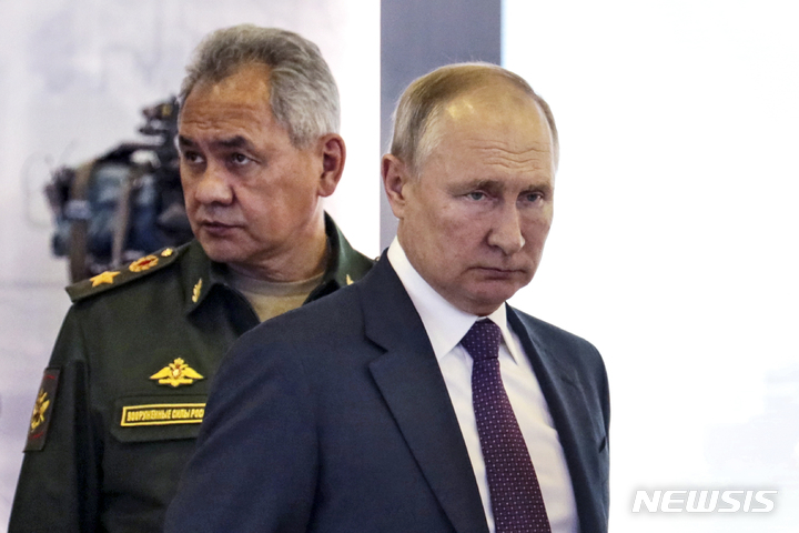 [알라비노=AP/뉴시스]블라디미르 푸틴 러시아 대통령(오른쪽)과 세르게이 쇼이구 러시아 국방장관. 2021.8.23.