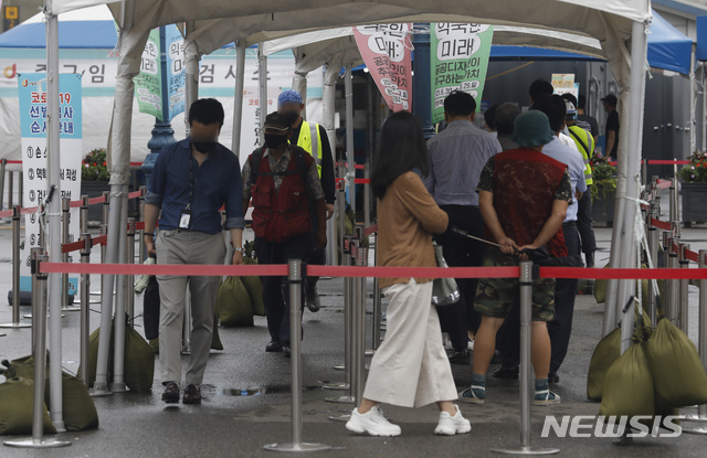 [서울=뉴시스] 고승민 기자 = 0시 기준 코로나19 신규 확진자수가 1,509명으로 기록된 24일 서울역 임시선별검사소를 찾은 시민이 검사를 받기 위해 줄을 서고 있다. 2021.08.24. kkssmm99@newsis.com