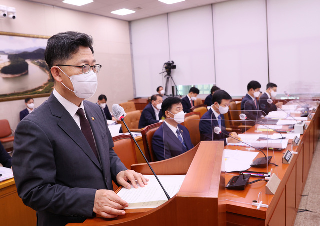 [서울=뉴시스] 전신 기자 = 김현수 농림축산식품부 장관이 24일 서울 여의도 국회에서 열린 농림축산식품해양수산위원회 전체회의에서 업무보고를 하고 있다. (사진=국회 제공) 2021.08.24. photo@newsis.com *재판매 및 DB 금지