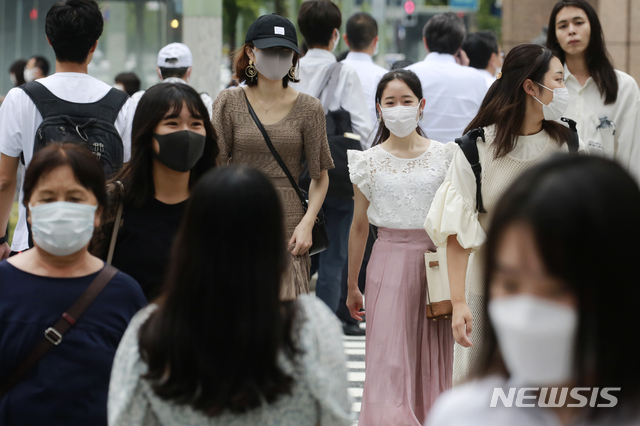 [도쿄=AP/뉴시스] 24일 일본 도쿄에서 코로나19 확산 방지를 위해 마스크를 쓴 시민들이  교차로를 건너고 있다. 2021.08.24