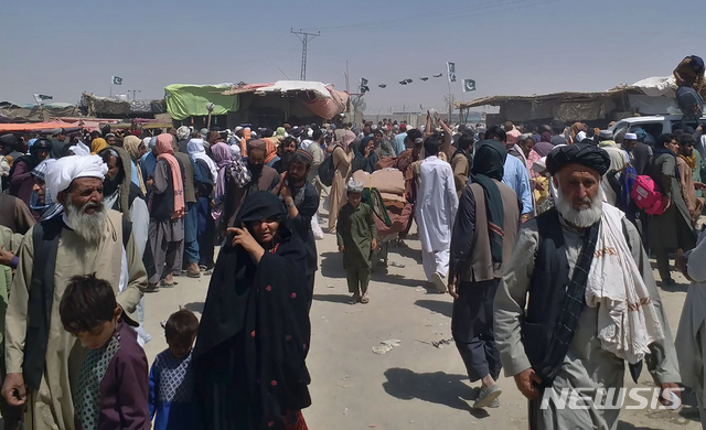 [AP/뉴시스] 봉쇄됐던 파키스탄 국경 통과지 차만이 열린 24일 많은 아프가니스탄 사람들이 몰려와 있다. 이들은 아직 난민이라기보다 이미 넘어와 있는 가족들과 만나기 위해 국경을 넘었다