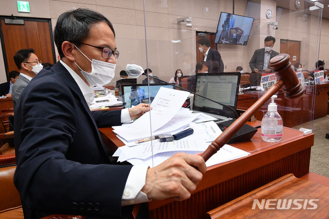 [서울=뉴시스] 최진석 기자 = 박주민 국회 법제사법위원장 직무대리가 24일 오후 서울 여의도 국회에서 열린 법제사법위원회 전체회의에서 정회를 선포하고 있다. (공동취재사진) 2021.08.24. photo@newsis.com