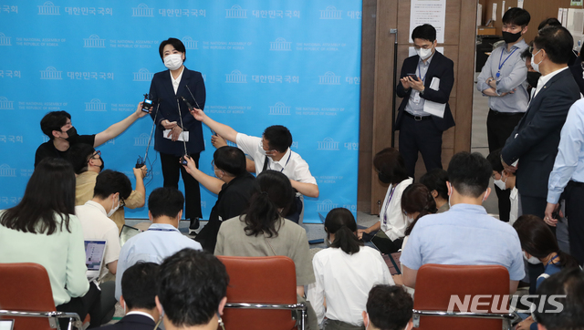 [서울=뉴시스] 전신 기자 = 윤희숙 국민의힘 의원이 25일 서울 여의도 국회 소통관에서 대선 출마 포기와 국회의원직 사퇴 의사를 밝힌 후 취재진 질문에 답변하고 있다. (공동취재사진) 2021.08.25. photo@newsis.com