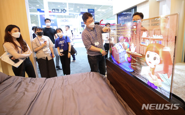 [서울=뉴시스]지난해 한국디스플레이 산업 전시회에서 공개된 LG디스플레이 55인치 투명 OLED 패널 적용 '스마트 베드'의 모습. 2021.08.25. (뉴시스 DB)