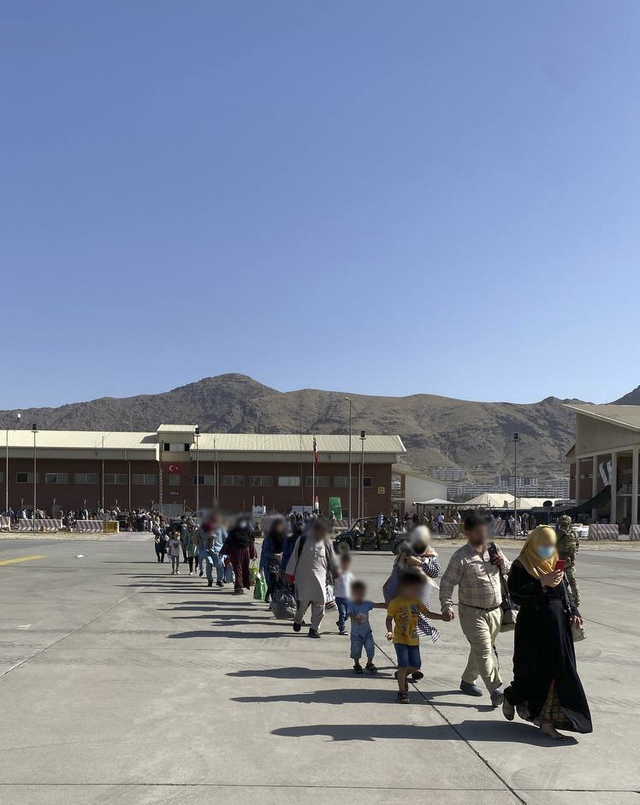 [서울=뉴시스] 정병혁 기자 = 25일 아프가니스탄 카불공항에서 한국으로 이송될 아프간인들이 수송기에 탑승하기 전 대기하고 있다. (사진=외교부 제공) 2021.08.25. photo@newsis.com *재판매 및 DB 금지