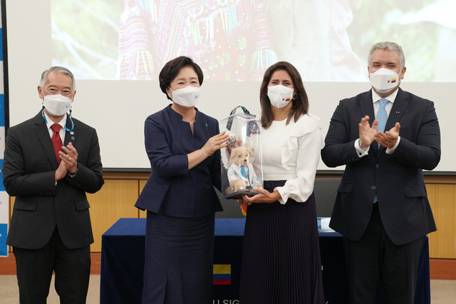 [서울=뉴시스] 전진환 기자 = 김정숙 여사가 25일 오후 서울 국제백신연구소(IVI)에서 마리아 훌리아나 루이스 콜롬비아 대통령 부인에게 국제백신연구소의 마스코트 인형을 선물하고 있다. 2021.08.25. photo@newsis.com *재판매 및 DB 금지