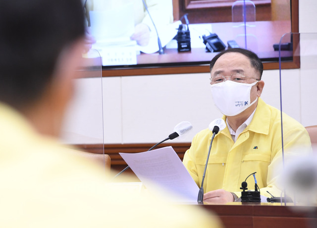 홍남기 경제부총리 겸 기획재정부 장관이 26일 서울 광화문 정부서울청사에서 열린 '제44차 비상경제 중앙대책본부회의'를 주재, 모두발언을 하고 있다.(사진=기획재정부) *재판매 및 DB 금지