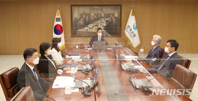 [서울=뉴시스] 이주열 한국은행 총재가 26일 오전 서울 중구 한국은행에서 열린 금융통화위원회 본회의에서 회의를 주재하고 있다. (사진=한국은행 제공) 2021.08.26. photo@newsis.com *재판매 및 DB 금지