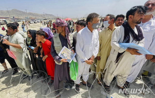 [카불=AP/뉴시스] 지난 17일(현지시간) 수백 명의 사람이 아프가니스탄 카불 국제공항 밖에 모여 있다. 2021.08.27. *재판매 및 DB 금지