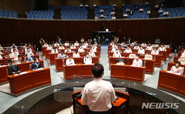 [서울=뉴시스] 최진석 기자 = 더불어민주당 송영길 대표가 26일 국회에서 열린 2021년 정기국회 대비 국회의원 워크숍에서 인사말을 하고 있다. (공동취재사진) 2021.08.26. photo@newsis.com