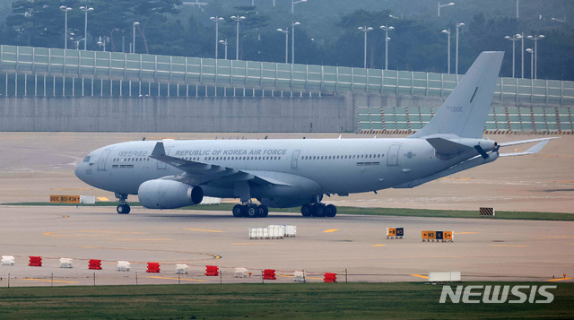 [인천공항=뉴시스] 이영환 기자 = 아프간 현지인 조력자 및 가족들이 탑승한 공군 다목적 공중급유수송기 KC-330이 26일 오후 인천국제공항 제1여객터미널에 도착하고 있다. 2021.08.26. 20hwan@newsis.com