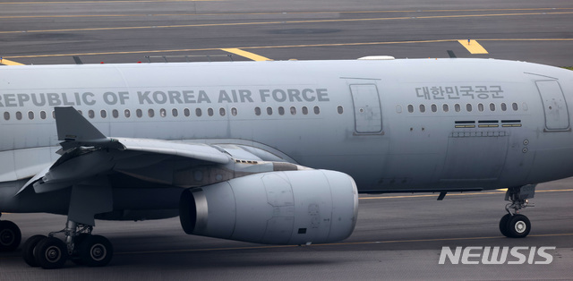 [인천공항=뉴시스] 이영환 기자 = 아프간 현지인 조력자 및 가족들이 탑승한 공군 다목적 공중급유수송기 KC-330이 26일 오후 인천국제공항 제1여객터미널에 도착하고 있다. 2021.08.26. 20hwan@newsis.com