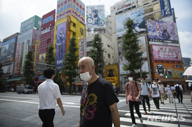 [도쿄=AP/뉴시스] 26일 일본 도쿄에서 코로나19 예방을 위해 마스크를 쓴 시민들이 횡단보도를 건너고 있다. 2021.08.26 