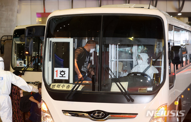 [인천공항=뉴시스] 이영환 기자 = 아프가니스탄에서 한국 정부 활동을 지원해온 아프간 현지인 직원 및 배우자, 미성년 자녀, 부모 등 378여 명이 26일 오후 인천국제공항을 통해 입국해 차량에 탑승하고 있다. 2021.08.26. photo@newsis.com