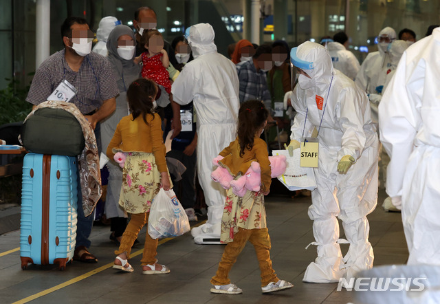 [인천공항=뉴시스] 이영환 기자 = 아프가니스탄에서 한국 정부 활동을 지원해온 아프간 현지인 직원 및 배우자, 미성년 자녀, 부모 등 378여 명이 지난 26일 오후 인천국제공항을 통해 입국해 차량 탑승을 기다리고 있다. 2021.08.26. photo@newsis.com