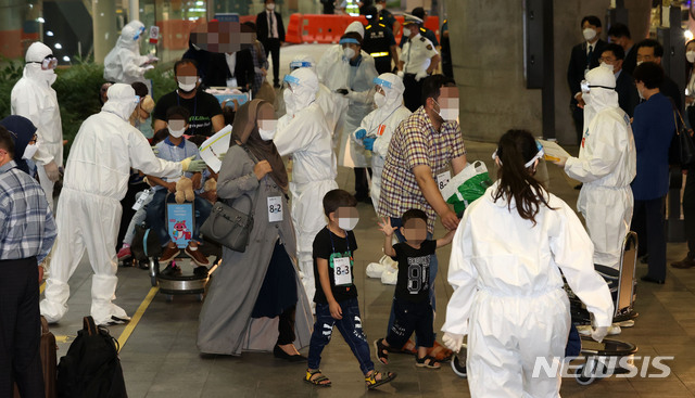 [인천공항=뉴시스] 이영환 기자 = 아프가니스탄에서 한국 정부 활동을 지원해온 아프간 현지인 직원 및 배우자, 미성년 자녀, 부모 등 378여 명이 지난 26일 오후 인천국제공항을 통해 입국해 차량에 탑승하기 위해 이동하고 있다. 2021.08.26. photo@newsis.com