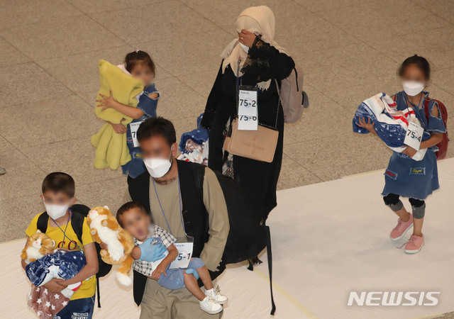 [인천공항=뉴시스] 권창회 기자 = 한국 정부와 협력한 아프간 현지 조력자 입국 대상 391명 중 378명이 입국한 지난 26일 오후 인천국제공항 제1여객터미널에서 아프가니스탄인들이 입국장을 빠져나가고 있다. '특별 공로자' 신분으로 입국한 아프간 조력자 391명은 충북 진천 소재 국가공무원인재개발원에서 6주 가량 머물 예정이다. 2021.08.26. kch0523@newsis.com