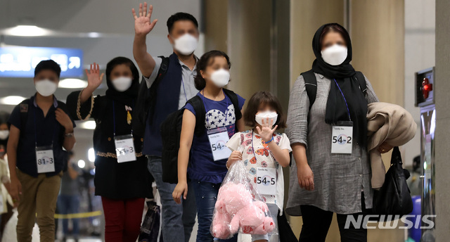 [인천공항=뉴시스] 이영환 기자 = 아프간 현지인 조력자 및 가족들이 26일 오후 공군 다목적 공중급유수송기 KC-330을 이용해 인천국제공항 제1여객터미널에 도착한 후 버스에 탑승하기 위해 이동하고 있다. 2021.08.26. 20hwan@newsis.com