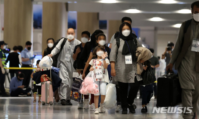 [인천공항=뉴시스] 이영환 기자 = 아프간 현지인 조력자 및 가족들이 지난 26일 오후 공군 다목적 공중급유수송기 KC-330을 이용해 인천국제공항 제1여객터미널에 도착한 후 버스에 탑승하기 위해 이동하고 있다. 2021.08.26. 20hwan@newsis.com