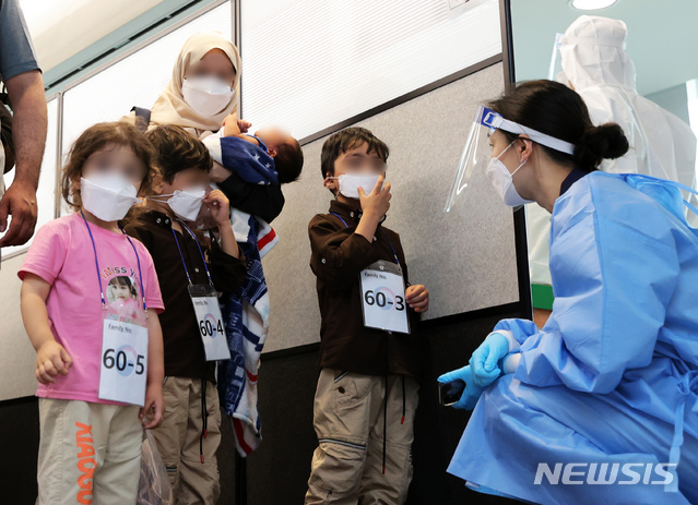 [인천공항=뉴시스] 사진공동취재단 = 아프가니스탄 현지 조력자와 가족들이 26일 오후 한국으로 이송하는 ‘미라클 작전’을 통해 인천국제공항을 통해 입국하고 있다. 2021.08.26. photo@newsis.com