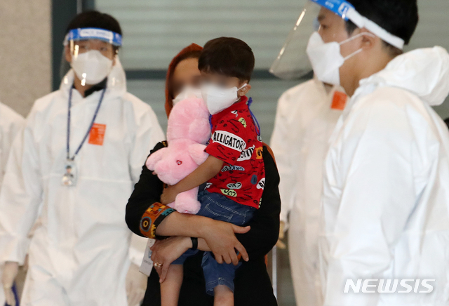 [인천공항=뉴시스] 조성우 기자 = 아프가니스탄 현지인 조력자와 가족이 지난 27일 오후 중간 기착지인 파키스탄에서 우리 군 수송기를 타고 인천국제공항 제1여객터미널에 도착 후 버스를 타기 위해 이동하고 있다. <사진은 기사와 직접 관련이 없습니다. >2021.08.27. xconfind@newsis.com