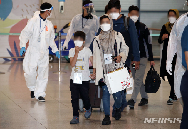 [인천공항=뉴시스] 조성우 기자 = 아프가니스탄 현지인 조력자와 가족이 지난 27일 오후 중간 기착지인 파키스탄에서 우리 군 수송기를 타고 인천국제공항 제1여객터미널에 도착 후 버스를 타기 위해 이동하고 있다. 2021.08.27. xconfind@newsis.com