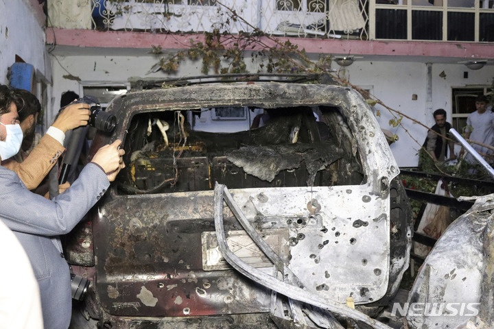 [카불(아프가니스탄)=AP/뉴시스] 지난달 29일(현지시간) 미군의 아프가니스탄 드론 공습 당시 폭파된 차량. 2021.09.19.