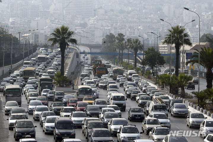 [알제(알제리)=AP/뉴시스]2010년 9월29일 알제리 수도 알제의 교통체증 모습. 유엔환경계획(UNEP)은 30일(현지시간) 전 세계에서 유연휘발유 사용이 도입 99년만에 완전히 종식됐다고 밝혔다. 2021.8.31