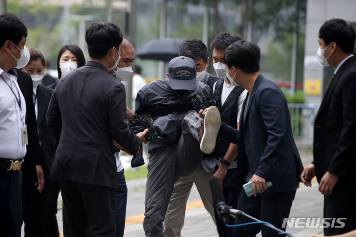 [서울=뉴시스] 김선웅 기자 = 위치추적 전자장치(전자발찌)를 끊기 전후로 여성 2명을 살해한 것으로 조사된 50대 성범죄 전과자 강 모씨가 31일 오전 서울 송파구 서울동부지법에서 열린 영장실질심사(구속 전 피의자 심문)에 출석하며 취재진 마이크를 발로 걷어차고 있다. 2021.08.31. mangusta@newsis.com