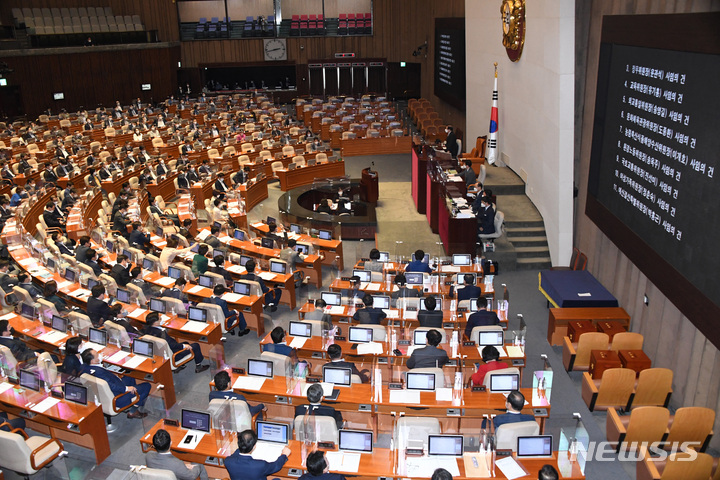 [서울=뉴시스] 최동준 기자 = 박병석 국회의장이 31일 서울 여의도 국회에서 열린 본회의에서 국민의힘에 할당된 상임위원장 선출 안건을 상정하고 있다. (공동취재사진) 2021.08.31. photo@newsis.com