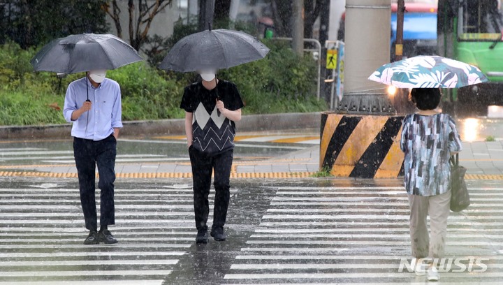 [서울=뉴시스] 고범준 기자 = 서울 경기를 중심으로 굵은 비가 쏟아지고 있는 31일 오후 서울 서초구 인근 도로에서 시민들이 우산을 쓰고 지나가고 있다. 2021.08.31. bjko@newsis.com
