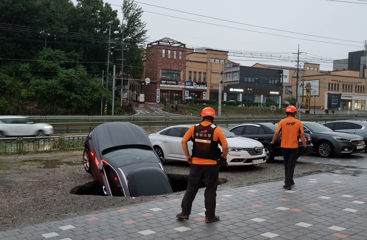 [당진=뉴시스] 이종익 기자 = 1일 오전 충남 당진시 시곡동의 한 주차장에 지반침하(싱크홀)로 차량 1대가 매몰돼 있다. 2021.09.01. (사진=당진소방서 제공) photo@newsis.com *재판매 및 DB 금지