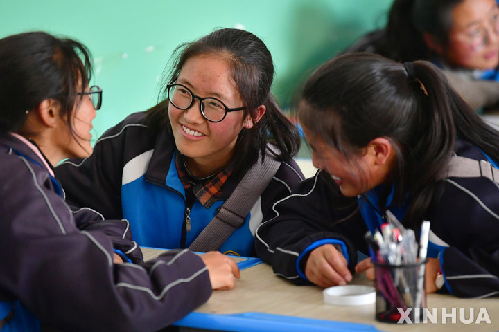 [간난=신화/뉴시스] 중국 간쑤성 간난 티베트 자치주 루취현에 있는 중학교에서 31일 새학기를 맞아 오랫만에 등교한 여학생들이 코로나19 예방을 위한 마스크를 벗은 채 즐겁게 얘기를 나누고 있다. 2021.09.01 