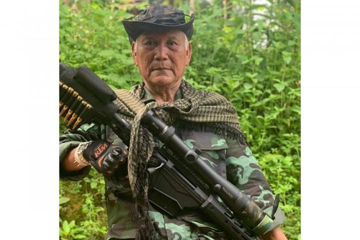 [서울=뉴시스] 만 조니(80) 전 에야와디 수석장관이 미얀마 군부에 저항해 군복을 입고 소총을 들었다. 그는 미얀마 국민을 배신할 수 없다며 군사 정권에 끝까지 저항하겠다고 밝혔다. (사진 출처=미얀마 나우) 2021.09.02 *재판매 및 DB 금지