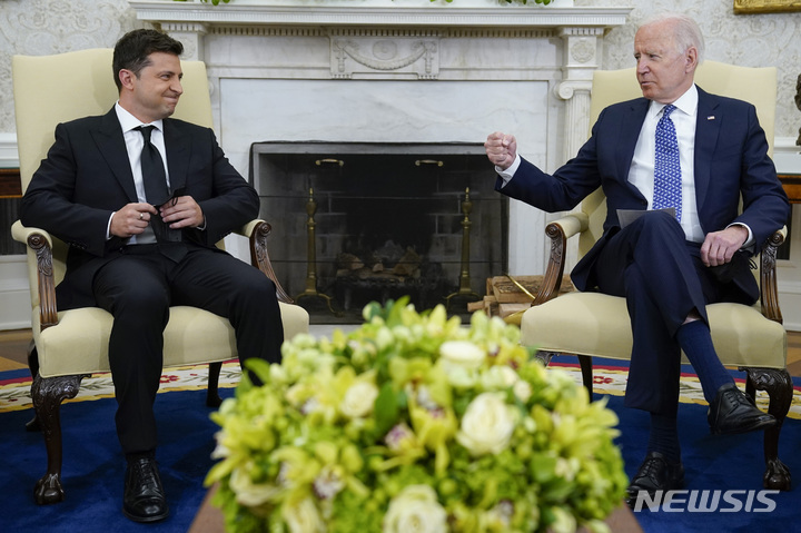[워싱턴=AP/뉴시스] 조 바이든(오른쪽) 미국 대통령이 1일(현지시간) 백악관 집무실에서 볼로디미르 젤렌스키 우크라이나 대통령과 회담하고 있다. 바이든 대통령은 우크라이나에 대한 안보와 인도적 지원을 약속했다. 2021.09.02.