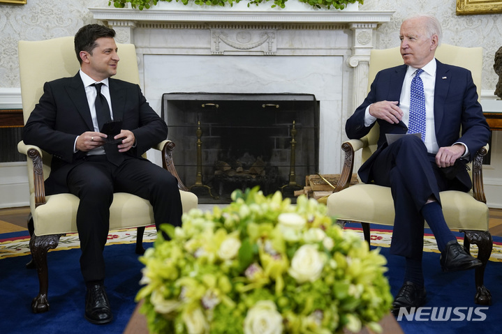 [워싱턴=AP/뉴시스] 지난해 9월1일자 사진으로, 조 바이든 미국 대통령(오른쪽)이 미국 백악관 집무실에서 볼로디미르 젤렌스키 우크라이나 대통령과 회담하고 있다. 