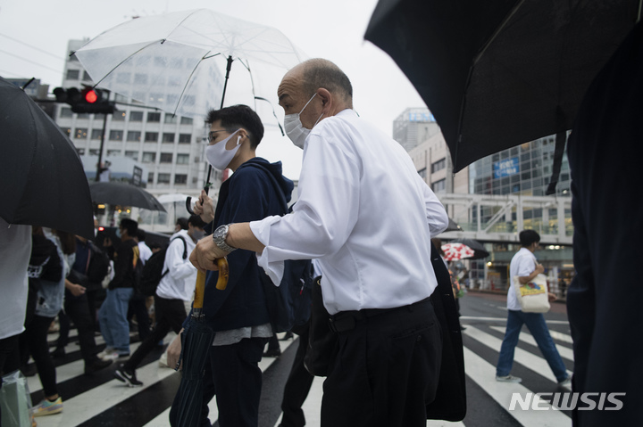 [도쿄=AP/뉴시스] 2일 일본 도쿄에서 코로나19 확산 방지를 위해 마스크를 쓴 시민들이 건널목을 건너고 있다. 2021.09.02.