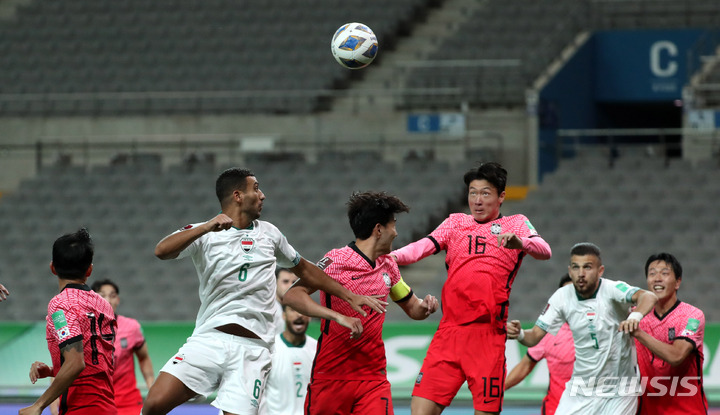 [서울=뉴시스] 추상철 기자 = 2일 오후 서울 마포구 서울월드컵경기장에서 열린 '2022 FIFA 카타르 월드컵 아시아지역 최종예선 A조 1차전' 대한민국과 이라크의 경기. 황의조가 헤딩을 하고 있다. 2021.09.02. scchoo@newsis.com