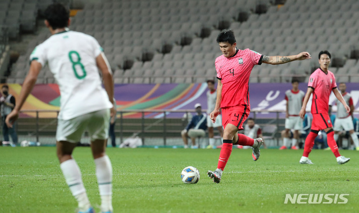 [서울=뉴시스] 권창회 기자 = 2일 오후 서울 마포구 서울월드컵경기장에서 열린 '2022 FIFA 카타르 월드컵 아시아지역 최종예선 A조 1차전' 대한민국과 이라크의 경기. 김민재가 돌파하고 있다. 2021.09.02. kch0523@newsis.com