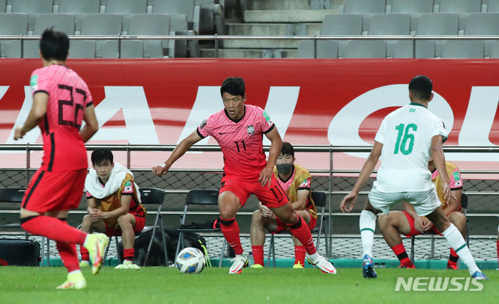 [서울=뉴시스] 권창회 기자 = 2일 오후 서울 마포구 서울월드컵경기장에서 열린 '2022 FIFA 카타르 월드컵 아시아지역 최종예선 A조 1차전' 대한민국과 이라크의 경기. 황희찬이 돌파하고 있다. 2021.09.02. kch0523@newsis.com